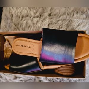 👚👚👚👚 slides baby !!! Let's make some offers..New no tag just box ner